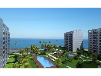 Edificio de apartamentos en primera línea de mar con espectaculares vistas al mar en Punta Prima