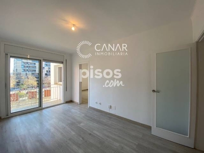 Piso en alquiler en Passatge de Milans, cerca de Carrer de Roca i Umbert en Centre por 1.000 €/mes