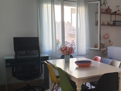 Piso en venta. Piso junto el parque guell reformado de 2 habitaciones dobles , cocina equipada, baño con plato de ducha y salón comedor amplio.