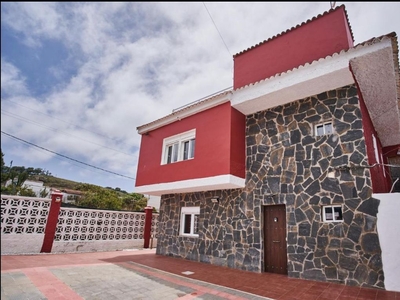 Venta de casa con terraza en Santa María de Guía