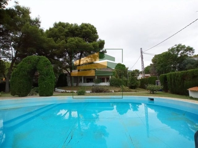 Villa con terraza espectacular, piscina y 1700 m2 de parcela