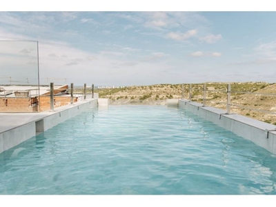 Villa de diseño con una superficie total de 250 metros cuadrados con vistas a Guardamar y al mar