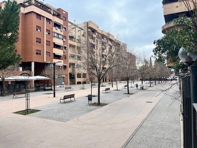 Alquiler de ático en avenida Emperador Carlos de 1 habitación con terraza y piscina