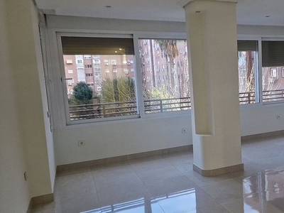Alquiler de piso en La Buhaira de 4 habitaciones con piscina y garaje