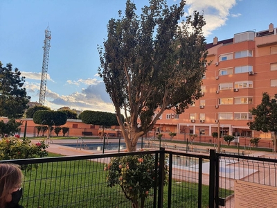 Alquiler de piso en Nueva Andalucía de 2 habitaciones con piscina y garaje