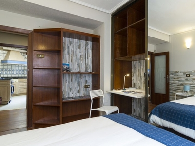 Amplia habitación en un apartamento de 4 dormitorios en Ibaiondo, Bilbao