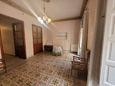 Apartamento en venta. Excelente ubicación. Finca de 1910 impecable. En perfecto estado de conservación. 132 m2. En pleno centro de Villena.