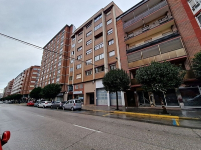 Piso en alquiler en avenida El Castillo de 3 habitaciones con terraza y garaje