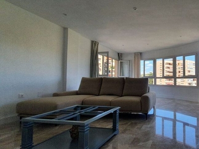 Venta de piso en Centro - Torremolinos de 3 habitaciones con terraza y piscina
