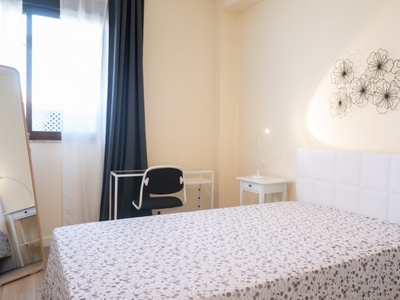 Se alquila habitación en piso de 5 dormitorios en Ríos Rosas, Madrid