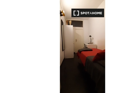Se alquilan habitaciones en apartamento de 6 dormitorios en Barcelona