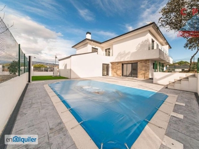 Magnifico y luminoso chalet pareado de 505 m2, 4 habitaciones, terraza y jardín con piscina privada