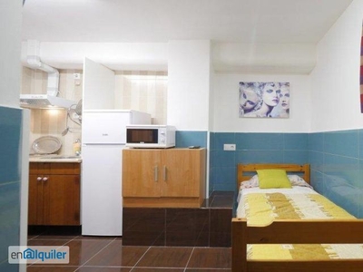 Se alquila habitación estudio en piso en Hospitalet de Llobregat