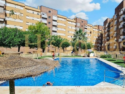 Alquiler de piso en Renfe - Bulevar 1º y 2º Fase de 4 habitaciones con piscina y jardín