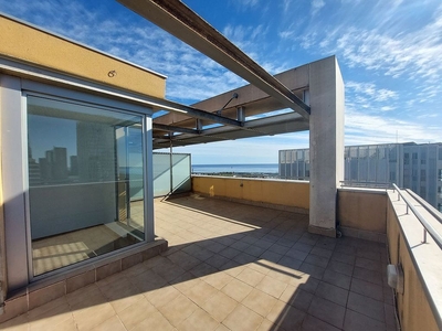 Ático en alquiler en Centre - Badalona de 3 habitaciones con terraza y piscina