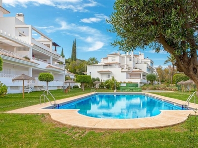 Piso bajo en venta en Rio Real, Marbella