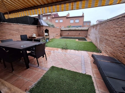 Piso en venta en Centre - Castellar del Vallès de 3 habitaciones con piscina y garaje