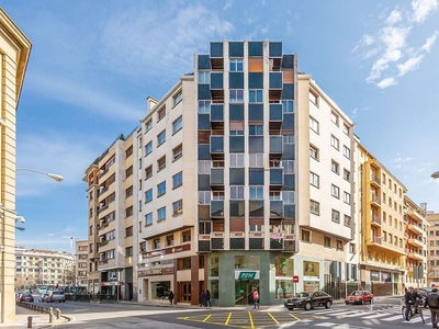 Venta de piso en calle Navarro Villoslada de 6 habitaciones con garaje y balcón