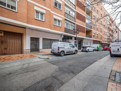 Venta de piso en Centro - Ávila de 3 habitaciones con terraza y calefacción