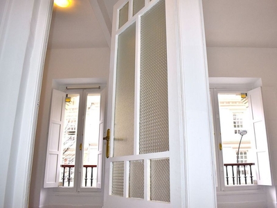 Venta de piso en Cuatro Caminos - Plaza de la Cubela de 3 habitaciones con balcón y calefacción