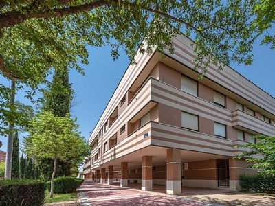 Venta de piso en Girón - Villa del Prado de 2 habitaciones con terraza y garaje