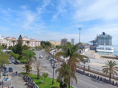 Venta Piso Cádiz. Piso de cuatro habitaciones Tercera planta con balcón
