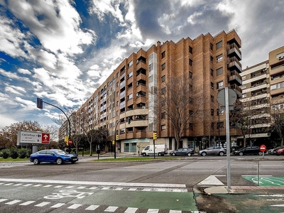 Alquiler de piso en calle De Las Torres de 2 habitaciones con terraza y garaje