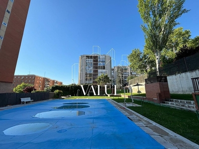 Alquiler de piso en Canillas de 3 habitaciones con terraza y piscina