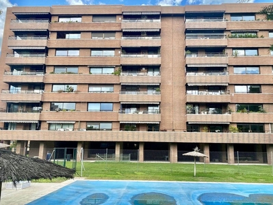 Alquiler de piso en Mirasierra de 3 habitaciones con terraza y piscina