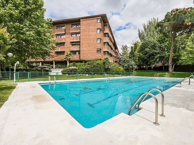 Alquiler de piso en Mirasierra de 5 habitaciones con terraza y piscina