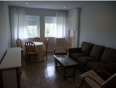 Alquiler de piso en Vista Alegre - Parque Cruz Conde de 4 habitaciones con terraza y muebles