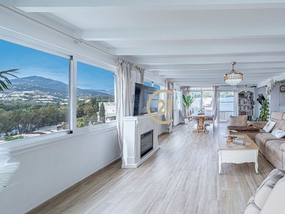 Ático en venta en Nueva Andalucía centro de 3 habitaciones con terraza y garaje