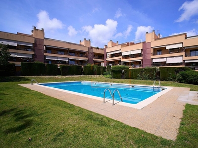 Piso en venta en Canet de Mar de 3 habitaciones con terraza y piscina