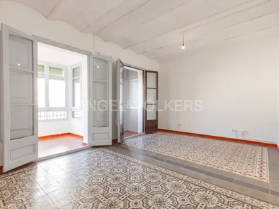 Piso en venta en Carrer de Vilamarí, cerca de Gran Via de les Corts Catalanes en Sant Antoni por 440,000 €