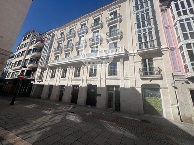 Piso en venta en Centro - Burgos de 4 habitaciones con garaje y balcón