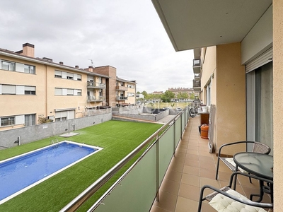 Piso en venta en Santa Margarida i els Monjos de 3 habitaciones con terraza y piscina