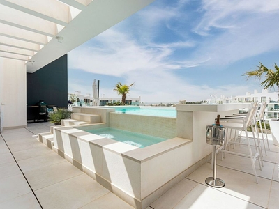 Venta de ático en calle Canarios de 3 habitaciones con terraza y piscina