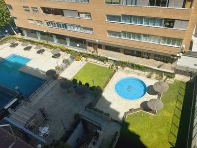 Venta de piso en Castilla de 4 habitaciones con terraza y piscina