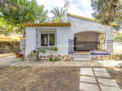 Villa independiente en venta en Punta Prima, Orihuela