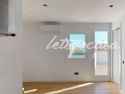 Ático con 2 habitaciones con ascensor, calefacción y aire acondicionado en Hospitalet de Llobregat (L´)