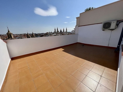 Ático en alquiler en Plaza de Toros de 2 habitaciones con terraza y aire acondicionado