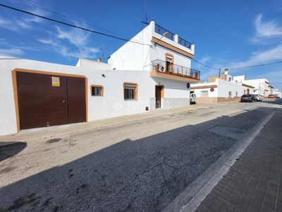 Venta Casa unifamiliar El Cuervo de Sevilla. Plaza de aparcamiento con balcón 214 m²