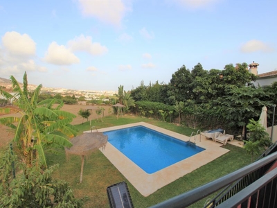 Venta de casa con piscina y terraza en Torrequebrada (Benalmádena)