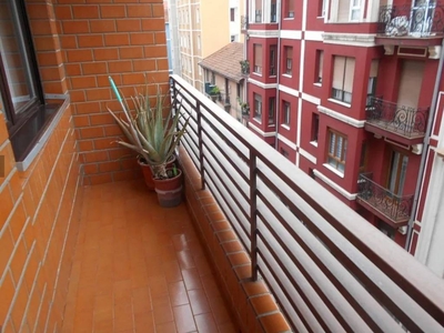 Venta Piso Bilbao. Piso de tres habitaciones en Calle Juan de la Cosa. Buen estado cuarta planta con terraza calefacción individual