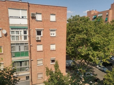 Venta Piso Madrid. Piso de tres habitaciones en Calle de Valdecanillas. Buen estado cuarta planta