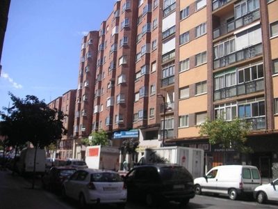 Venta Piso Valladolid. Piso de tres habitaciones en Calle EMBAJADORES. Buen estado cuarta planta con terraza