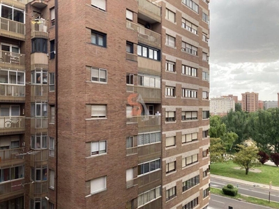 Venta Piso Valladolid. Piso de tres habitaciones Quinta planta con balcón