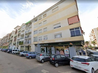 Venta Piso Vélez-Málaga. Piso de tres habitaciones en Avenida de Andalucía. Tercera planta con terraza