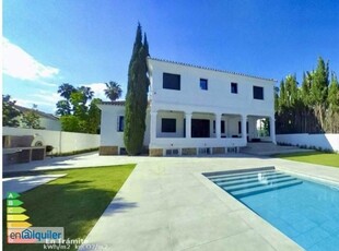 Amplia villa con gran parcela en Aloha, Nueva Andalucia