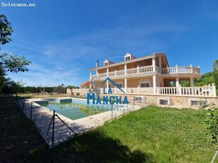 INMOBILIARIA LA MANCHA OFRECE EN ALQUILER EXCLUSIVO CHALET EN URBANIZACION AGUASOL